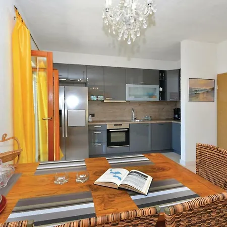 Apartment Two-bedroom In Sveta Nedjelja Sveta Nedelja (Hvar)